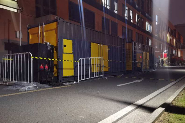 滨州柴油发电机组的输出电压是如何调节的？